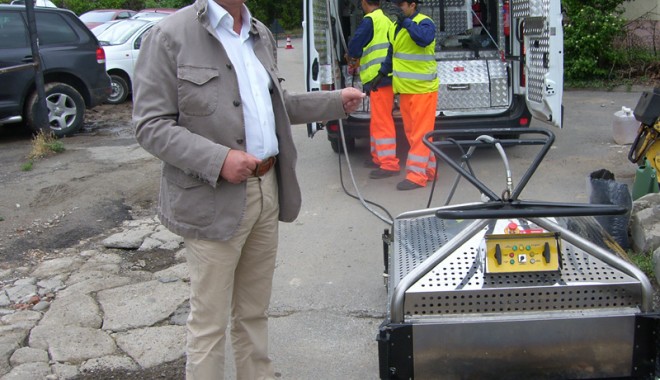 Silviu Wagner are soluții pentru criza parcărilor din Constanța - asfaltarewagner8-1338322695.jpg