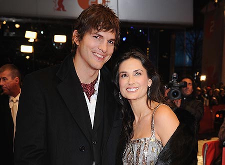Cele mai șocante momente din showbizul internațional în 2011 - ashtonkutcherdemimoore-1325113526.jpg