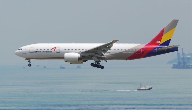 Zbor cu uşa avionului deschisă! Pasageri duşi la spital cu probleme de respiraţie