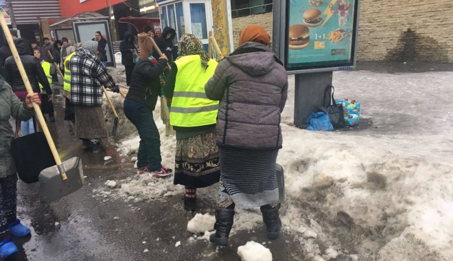 Asistații social, scoși la curățat zăpada din Constanța - asistatiisocial1-1484663924.jpg