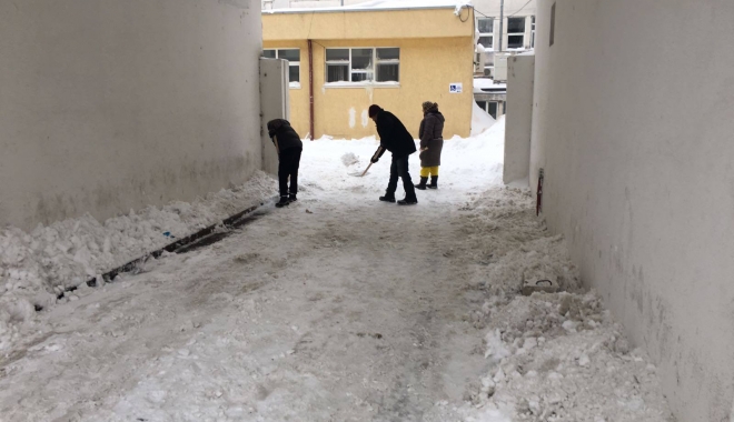 Galerie foto. Primăria Constanța a scos asistații social la dat zăpada din curtea Spitalului Județean - asistatisocial-1484137175.jpg