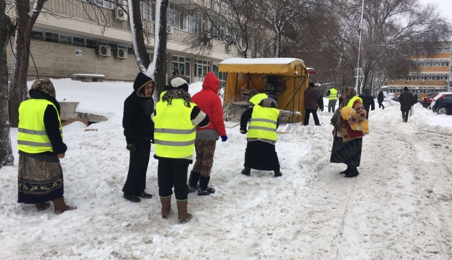 Galerie foto. Primăria Constanța a scos asistații social la dat zăpada din curtea Spitalului Județean - asistatisocial2-1484137194.jpg
