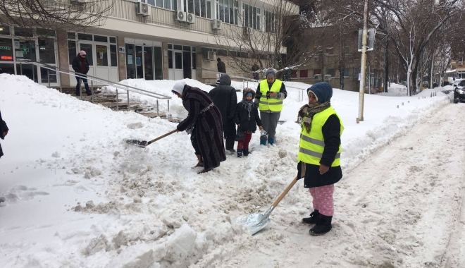 Galerie foto. Primăria Constanța a scos asistații social la dat zăpada din curtea Spitalului Județean - asistatisocial4-1484137208.jpg