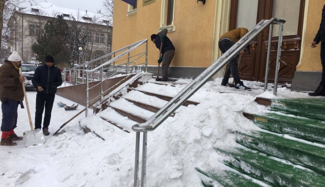 Galerie foto. Primăria Constanța a scos asistații social la dat zăpada din curtea Spitalului Județean - asistatisocial5-1484137215.jpg