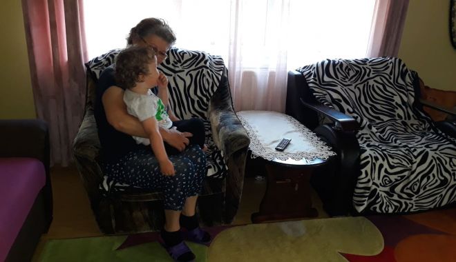 Îngerii păzitori din spatele copiilor abandonați. 