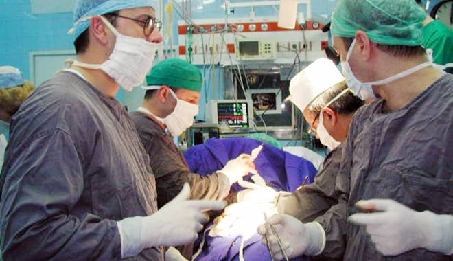 Așteaptă operația salvatoare! Mii de pacienți, pe lista de transplant - asteaptaoperatiasalvatoare-1437057131.jpg