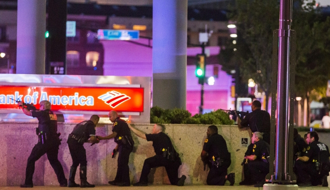 VIDEO / Polițiști ÎMPUȘCAȚI în Dallas: patru morți și șapte răniți - atac-1467957090.jpg