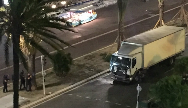 ATAC DE ZIUA NAȚIONALĂ A FRANȚEI / ZECI DE MORȚI la Nisa, după ce un camion a intrat în mulțime - atac-1468536940.jpg