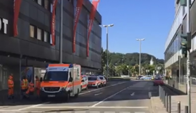VIDEO / Alerta în Germania. Un bărbat plin de sânge s-a baricadat într-un restaurant - atac-1470572254.jpg