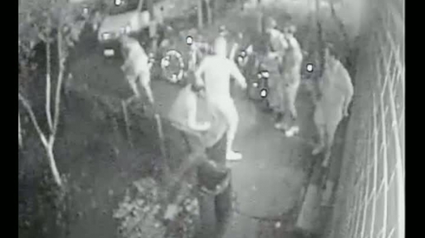 Bărbatul care a amenințat cu pistolul câțiva tineri în fața unui cămin studențesc s-a predat la Poliție - atac-1471695636.jpg