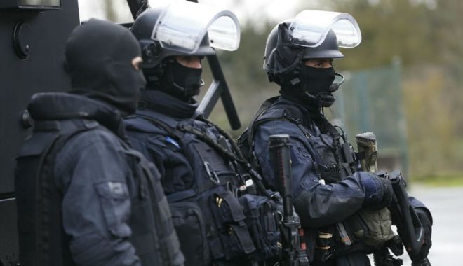 Mai multe persoane înjunghiate pe stradă, în apropiere de Paris - atac-1578062527.jpg
