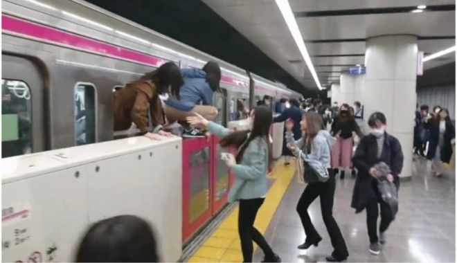 Atac cu un cuțit și acid, urmat de incendiere, într-un tren din Tokyo: Cel puțin 10 persoane rănite - atac-1635694584.jpg