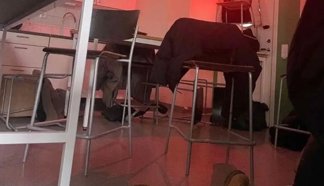 Scene de groază la școală! Cel puţin 5 persoane au fost împuşcate, zeci de oameni sunt blocaţi în clădire