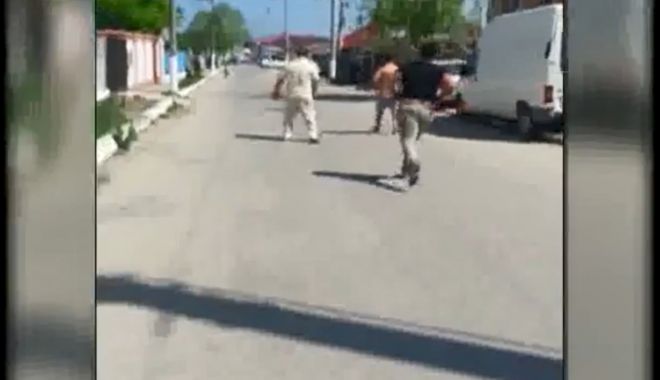 Indivizii care au fugărit un polițist cu toporul, lăsați în libertate - atac1525161303-1525179037.jpg