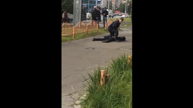 VIDEO. ATAC cu cuțitul, în plină stradă! Șapte persoane au fost înjunghiate - atacator76470700-1503144951.jpg