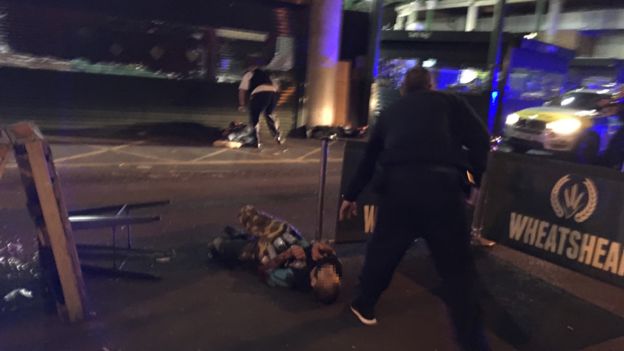 VAL DE CRIME! MAI MULȚI MORȚI, DUPĂ ATACURI CU CUȚITUL - atacatorlondravestaexplozivafals-1514827523.jpg
