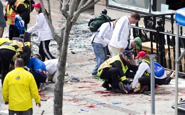 IMAGINI ȘOCANTE! Atacuri TERORISTE în Boston: Morți, răniți și oameni cu membre amputate! - atacc-1366093711.jpg
