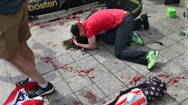 IMAGINI ȘOCANTE! Atacuri TERORISTE în Boston: Morți, răniți și oameni cu membre amputate! - ataccccc-1366093728.jpg
