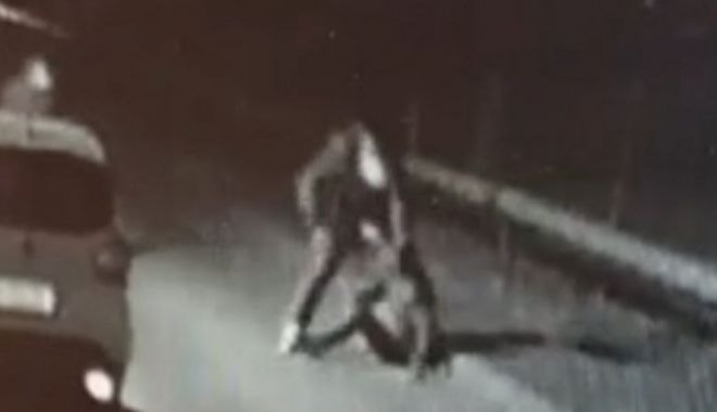 VIDEO ȘOCANT! Înjunghiat în plină stradă și lăsat într-o baltă de sânge - ataccucutitul90784700-1517736237.jpg