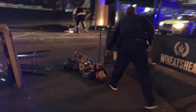 LONDRA, LOVITĂ DE TREI ATACURI TERORISTE / Prima imagine cu suspecții împușcați de poliție. Aveau canistre pe ei - ataclondrasuspect32730800-1496553057.jpg