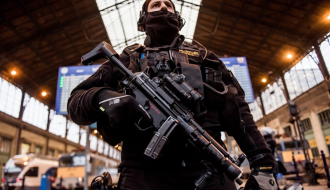 Arme, grenade și o bombă puternică. Atac terorist, dejucat la Ankara. Suspecții, uciși - atacteroristankara-1495458709.jpg