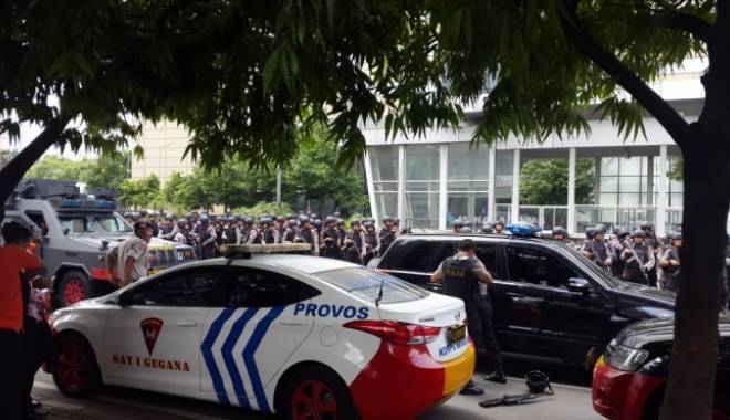 Atacuri teroriste! Șapte morți, între care patru presupuși teroriști - atacurijakarta76286000-1452756104.jpg