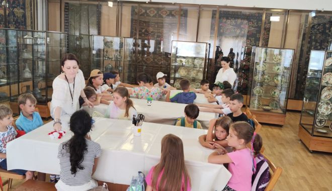 Atelier de confecţionat păpuşi din fire colorate, pentru copii