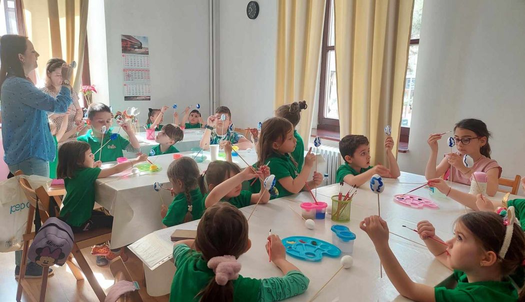 Preşcolarii de la Grădiniţa „Luminiţa” au învăţat cum să picteze ouăle - atelier-1713354616.jpg