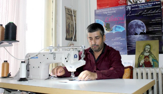 Omul care îi încalță pe tenori și balerini - ateliercostumerecuzitadecor9-1340815762.jpg