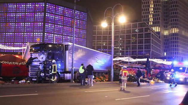 UPDATE. GALERIE FOTO-VIDEO / TEROARE LA BERLIN! Un camion A INTRAT ÎN MULTIME, la un târg de Crăciun. 9 morți și peste 50 răniți - atentatberlintargcraciun11145350-1482180674.jpg