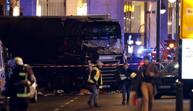 UPDATE. GALERIE FOTO-VIDEO / TEROARE LA BERLIN! Un camion A INTRAT ÎN MULTIME, la un târg de Crăciun. 9 morți și peste 50 răniți - atentatberlintargcraciun27849690-1482179672.jpg