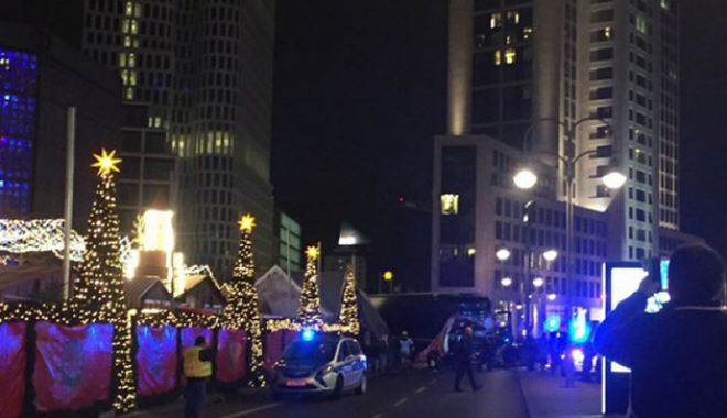 UPDATE. GALERIE FOTO-VIDEO / TEROARE LA BERLIN! Un camion A INTRAT ÎN MULTIME, la un târg de Crăciun. 9 morți și peste 50 răniți - atentatberlintargcraciun36072800-1482180694.jpg