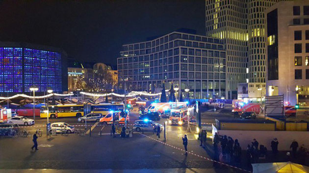 UPDATE. GALERIE FOTO-VIDEO / TEROARE LA BERLIN! Un camion A INTRAT ÎN MULTIME, la un târg de Crăciun. 9 morți și peste 50 răniți - atentatberlintarhcraciun53642400-1482180740.jpg