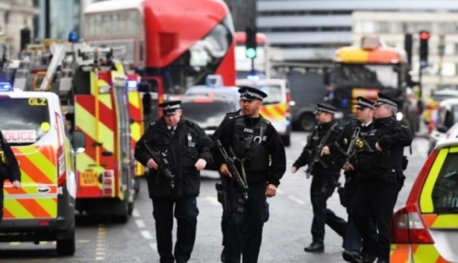 ATENTAT LONDRA / S-a aflat identitatea celui de-al treilea atacator - atentatlondrapolitistiicontinuac-1496744860.jpg