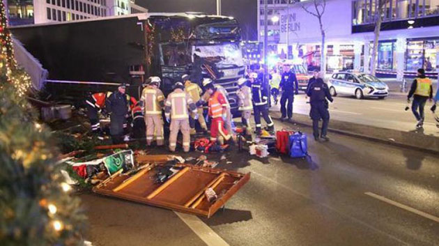UPDATE. GALERIE FOTO-VIDEO / TEROARE LA BERLIN! Un camion A INTRAT ÎN MULTIME, la un târg de Crăciun. 9 morți și peste 50 răniți - atentattargberlinraniti20587400-1482180683.jpg