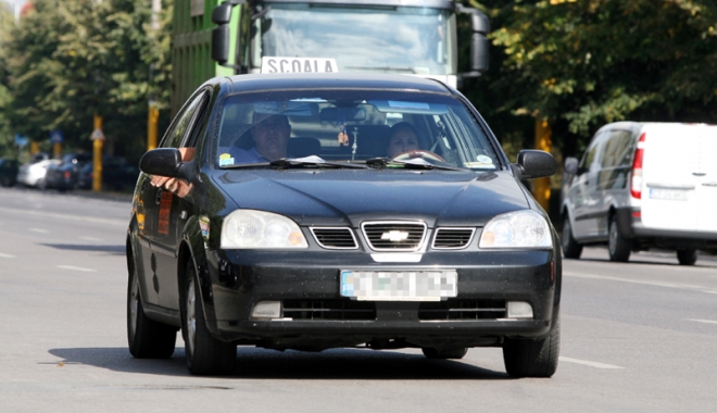 Permis de conducere doar cu înregistrare video și audio. Școlile de șoferi se revoltă: 