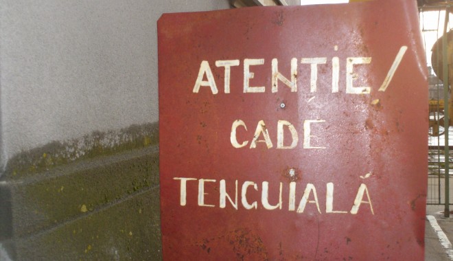 PERICOL pe Bulevardul Lăpușneanu / O bucată de tencuială risca să cadă peste trecători - atentiecadetencuiala-1399455713.jpg