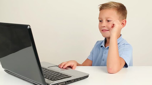 Atenție cu cine vorbesc copiii pe Internet, să nu ajungă victimele infractorilor! - atentieonlinesursascheffal-1588862000.jpg