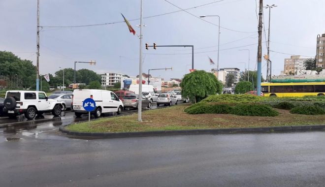 Atenție, șoferi! Se circulă cu dificultate la intrarea în Constanța dinspre Ovidiu! - atentiesoferi-1592734238.jpg