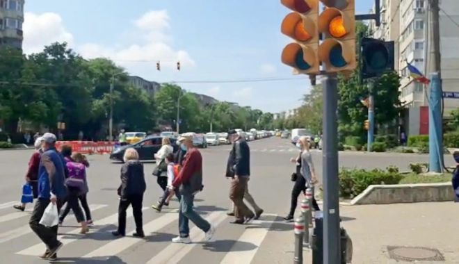 Atenție, șoferi! Semafoare cu galben intermitent, la intersecția bulevardului Tomis cu strada Soveja - atentiesoferi-1621254557.jpg