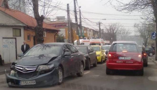 Atenție, trafic îngreunat în Constanța! Ambulanță implicată într-un accident rutier, pe strada Nicolae Iorga - atentietrafic-1418720394.jpg
