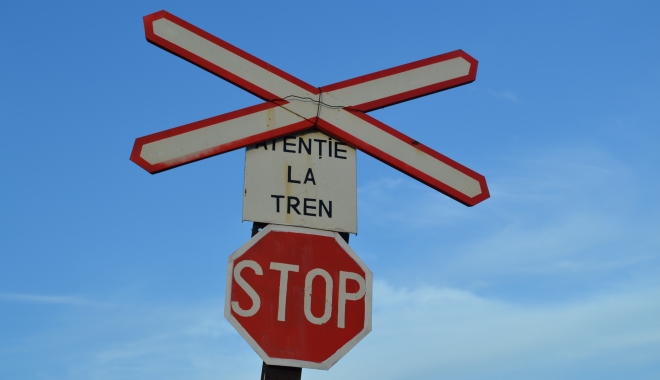 Mașină lovită în plin de un tren personal. Victime: șoferița și fiica ei de doi ani - atentietrenzdpn-1500448272.jpg