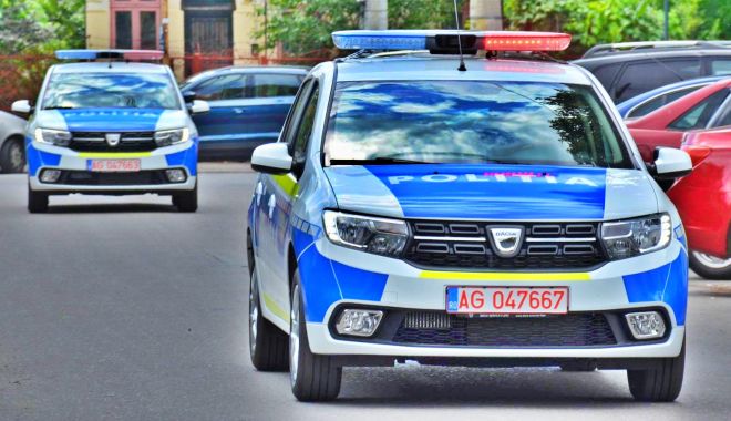 Ambulanţă cu pacient, proiectată în refugiul unei staţii de tramvai, după un accident produs de un şofer băut - atentionarepolitiaromanavitezadr-1673612167.jpg