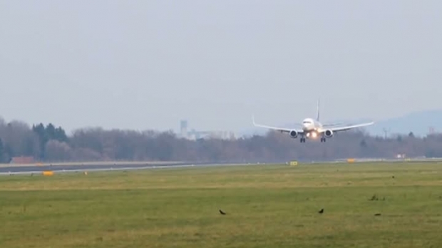 AVION PLIN CU ROMÂNI, CE ZBURA SPRE MADRID, ATERIZARE FORȚATĂ. O femeie a făcut infarct - aterizare16640100-1525848948.jpg