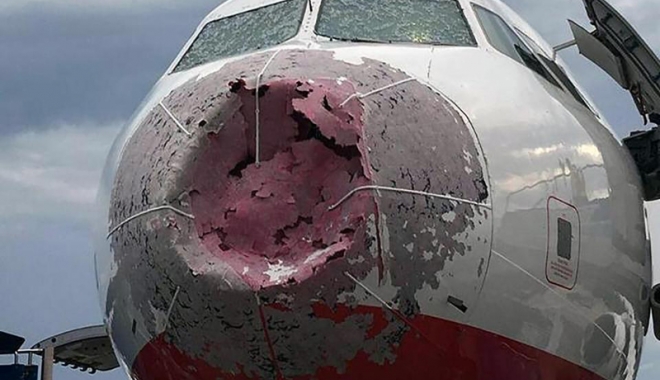 Un pilot ucrainean a devenit erou, după ce a reușit o aterizare imposibilă a avionului lovit de grindină - aterizareaviongrindina-1501673945.jpg