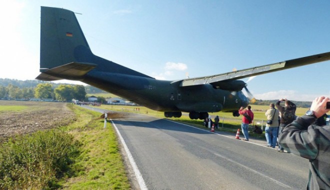 Un avion militar, la un pas de a omorî oamenii aflați pe stradă - aterizareratata69106600-1356620260.jpg