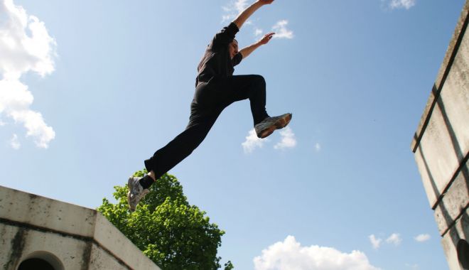 Un tânăr care făcea parkour a căzut în gol de pe terasa unui hotel - athleteparkourobstaclevienna-1614426739.jpg