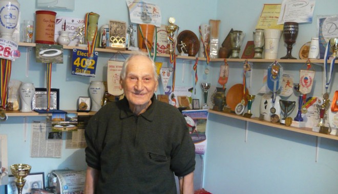 Două diplome pentru Traian Petcu,  la Crosul Castanilor de la Baia Mare - atletism-1380814360.jpg