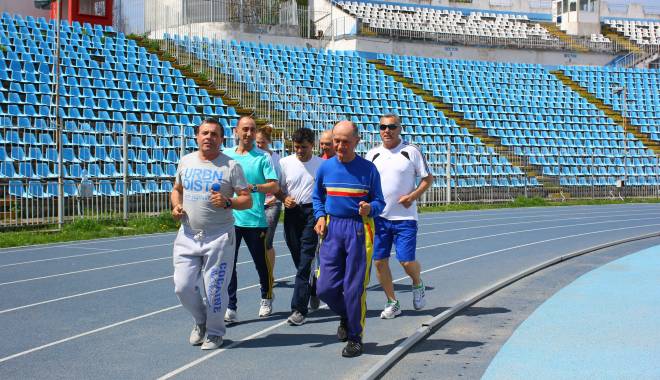 Galerie foto. Atletism: Ioan Veliciu, sărbătorit pe pista de atletism - atletismioanveliciu6-1429269239.jpg