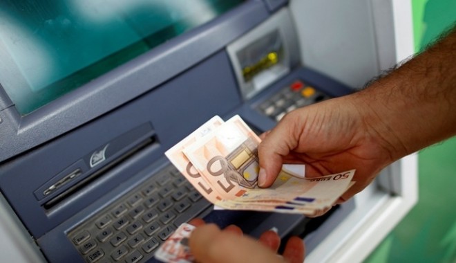 Kuwait: Trei români, arestați după ce au furat 160.000 de euro din bancomate - atm-1315842276.jpg